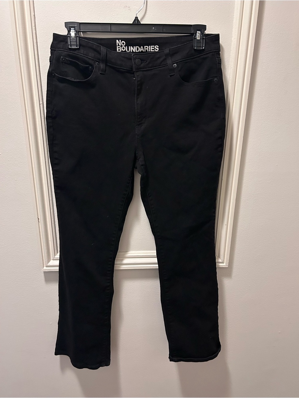 No Boundaries Women’s Black Straight Leg Jeans